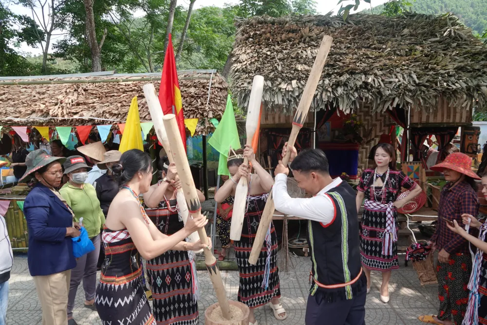 Trải nghiệm hoạt động truyền thống của người đồng bào Cơ Tu. Ảnh: XUÂN QUỲNH Trải nghiệm hoạt động truyền thống của người đồng bào Cơ Tu. Ảnh: XUÂN QUỲNH