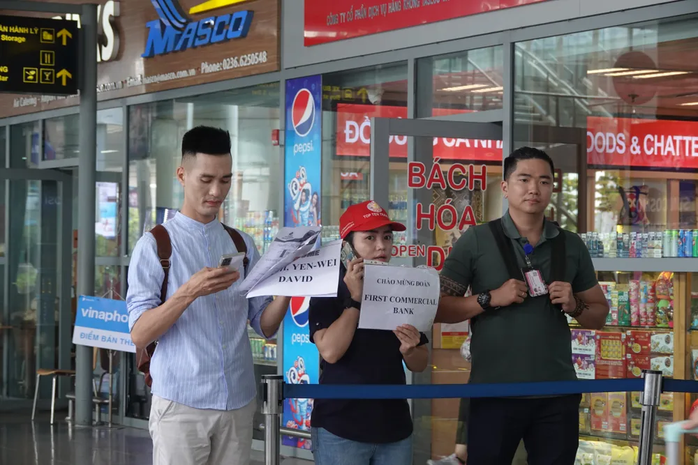 Các đơn vị lữ hành thay nhau trực tại sân bay để đón du khách. Ảnh: XUÂN QUỲNH