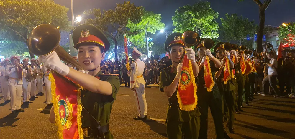 Những vũ đạo dứt khoát nhưng cũng nhẹ nhàng. Ảnh: XUÂN QUỲNH