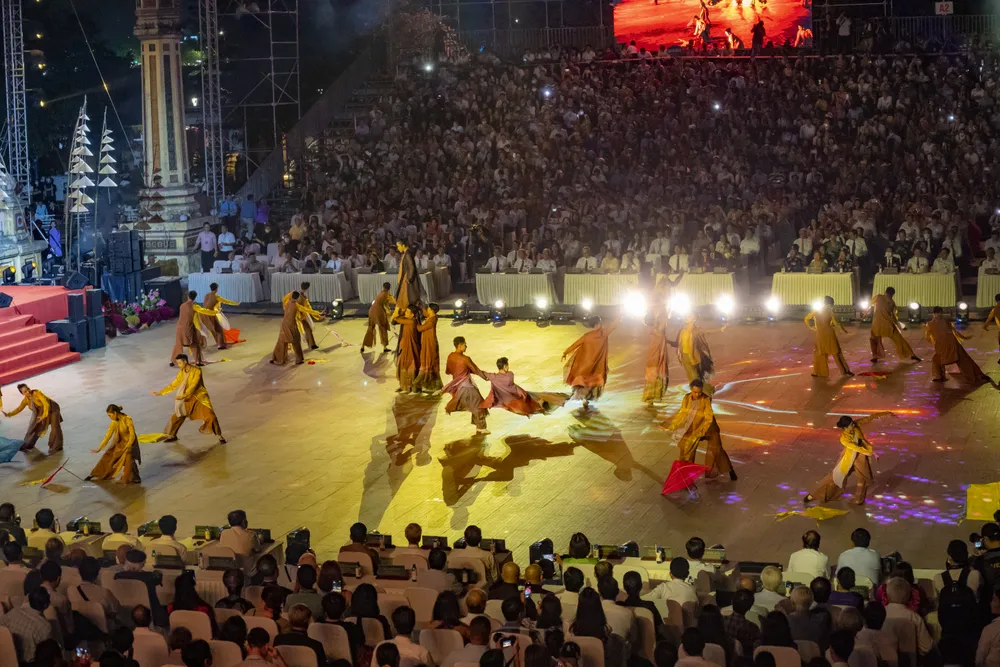 Các chương trình nghệ thuật tôn vinh Tinh hoa nghề Việt tại Festival nghề truyền thống Huế 2023 mê hoặc du khách bốn phương. Ảnh: VĂN THẮNG Các chương trình nghệ thuật tôn vinh Tinh hoa nghề Việt tại Festival nghề truyền thống Huế 2023 mê hoặc du khách bốn phương. Ảnh: VĂN THẮNG