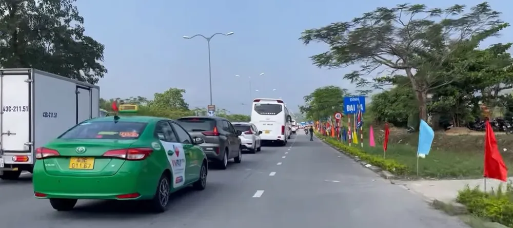 Các phương tiện nối đuôi nhau đến điểm du lịch xã Hòa Phú (huyện Hòa Vang). Ảnh: XUÂN QUỲNH Các phương tiện nối đuôi nhau đến điểm du lịch xã Hòa Phú (huyện Hòa Vang). Ảnh: XUÂN QUỲNH