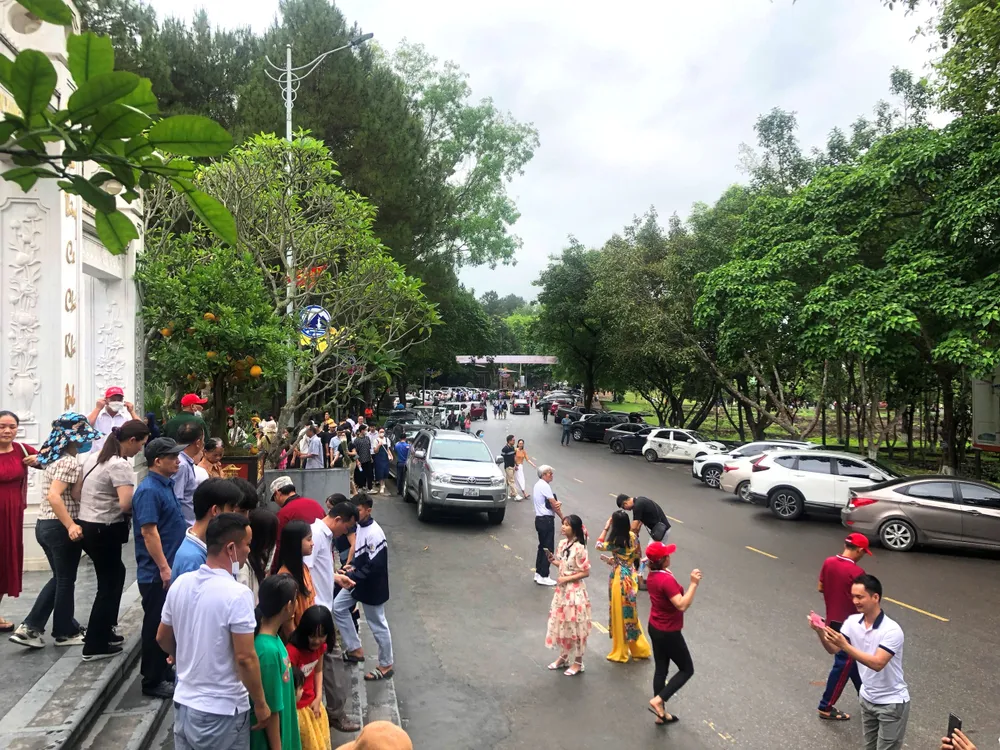 Đông đảo du khách thập phương đến khu di tích Ngã ba Đồng Lộc (huyện Can Lộc, tỉnh Hà Tĩnh) sáng 30-4. Ảnh: DƯƠNG QUANG Đông đảo du khách thập phương đến khu di tích Ngã ba Đồng Lộc (huyện Can Lộc, tỉnh Hà Tĩnh) sáng 30-4. Ảnh: DƯƠNG QUANG