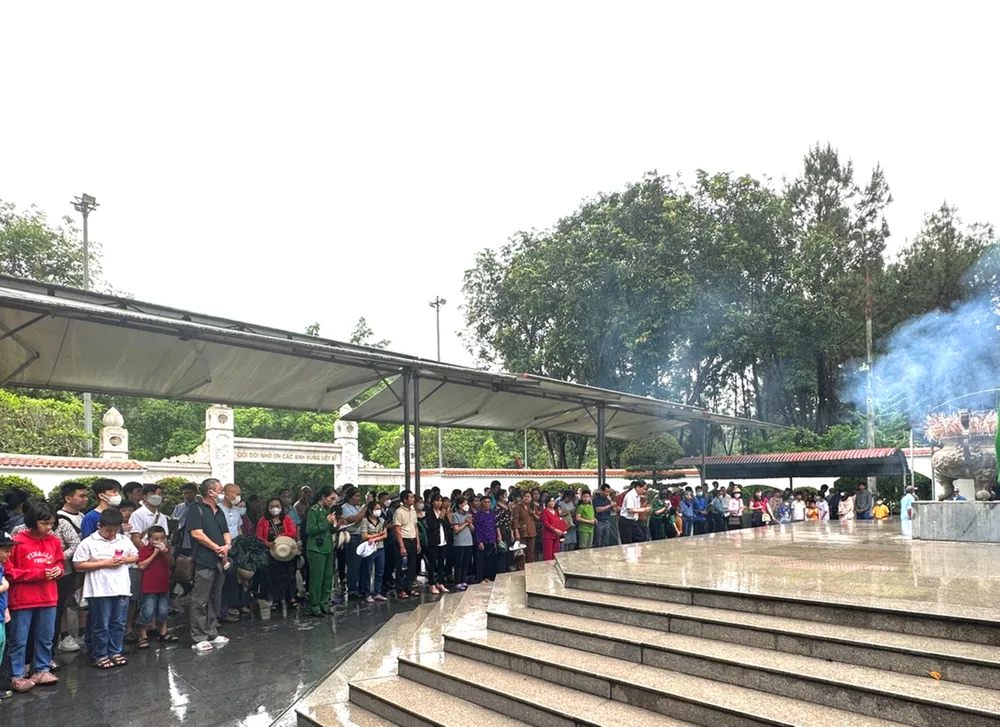 Từng nhóm du khách nối tiếp nhau vào Ngã ba Đồng Lộc để viếng. Ảnh: DƯƠNG QUANG Từng nhóm du khách nối tiếp nhau vào Ngã ba Đồng Lộc để viếng. Ảnh: DƯƠNG QUANG