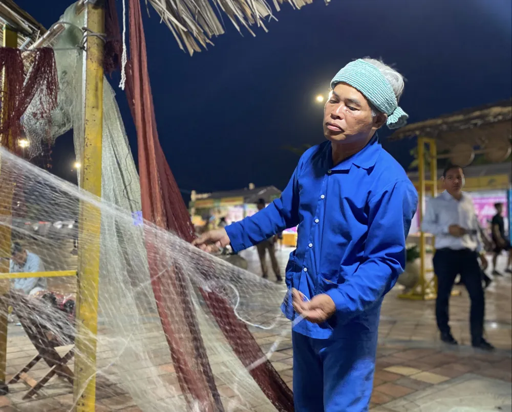 Ông Phạm Văn Hòa chỉnh trang lại những chiếc lưới để giới thiệu đến khách du lịch tại Đà Nẵng Ông Phạm Văn Hòa chỉnh trang lại những chiếc lưới để giới thiệu đến khách du lịch tại Đà Nẵng
