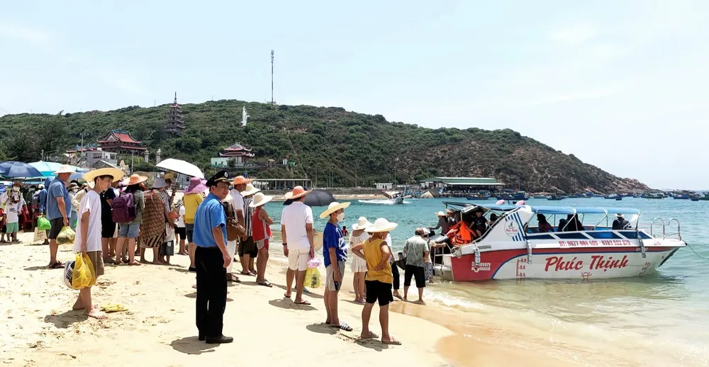 Mỗi ngày, gần 3.000 du khách tham quan, trải nghiệm du lịch biển ở thắng cảnh Kỳ Co- Eo Gió. Ảnh: NGỌC OAI Mỗi ngày, gần 3.000 du khách tham quan, trải nghiệm du lịch biển ở thắng cảnh Kỳ Co- Eo Gió. Ảnh: NGỌC OAI