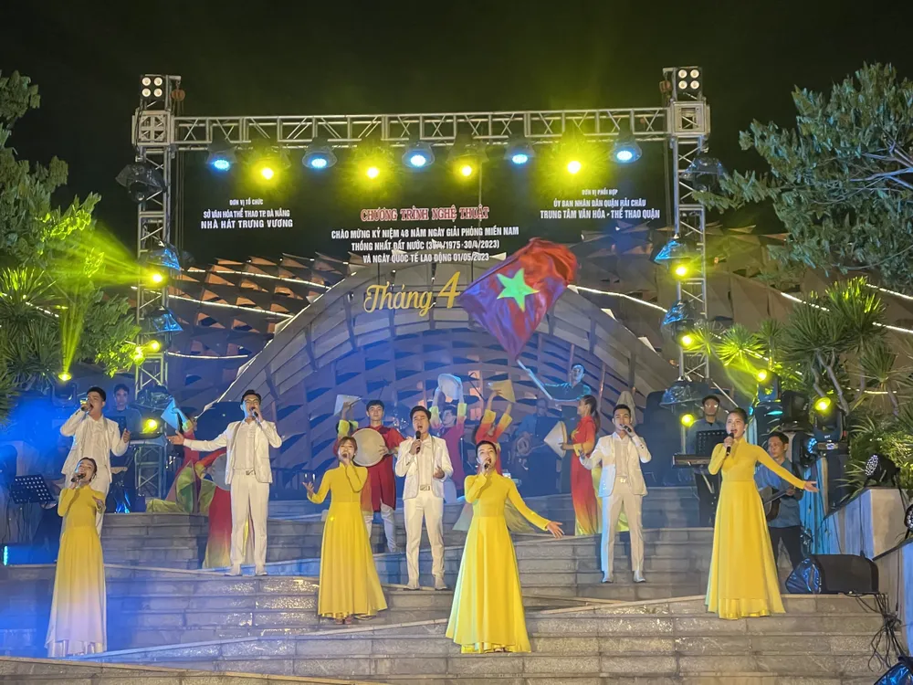 Một tiết mục trong chương trình nghệ thuật "Tháng 4 về" diễn ra tối 30-4 Một tiết mục trong chương trình nghệ thuật "Tháng 4 về" diễn ra tối 30-4