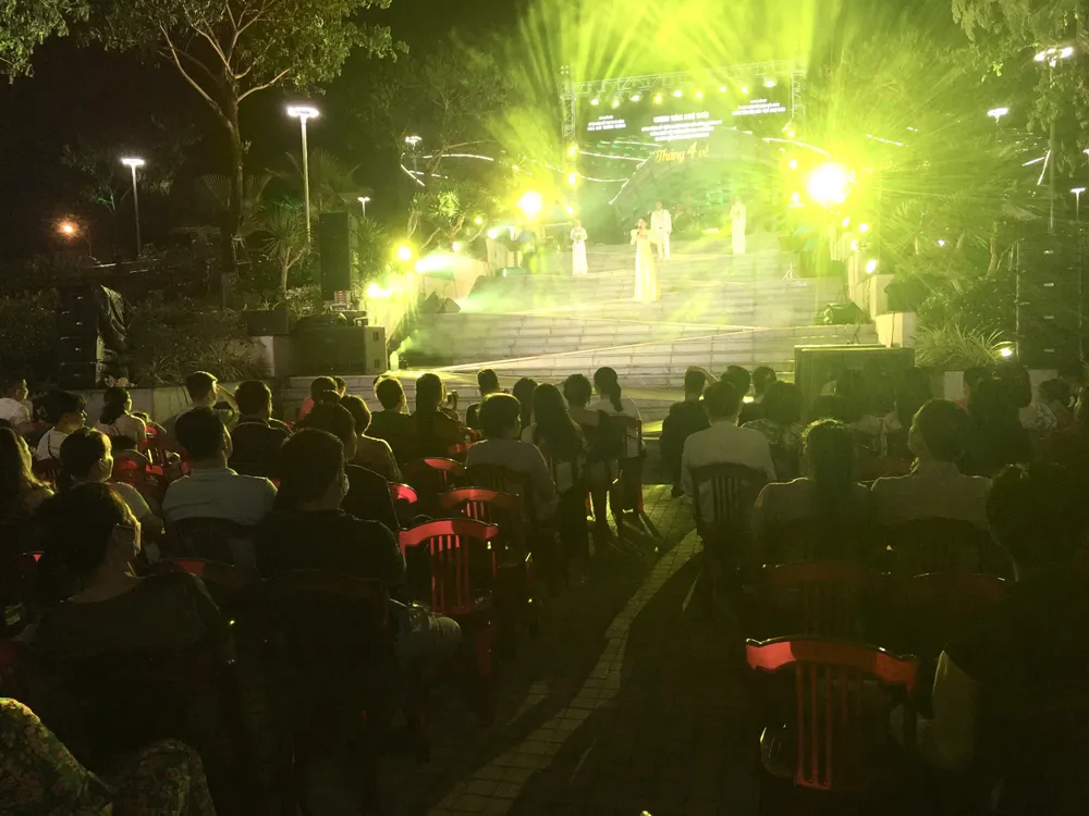 Chương trình đã thu hút đông đảo người dân, du khách đến thưởng thức Chương trình đã thu hút đông đảo người dân, du khách đến thưởng thức