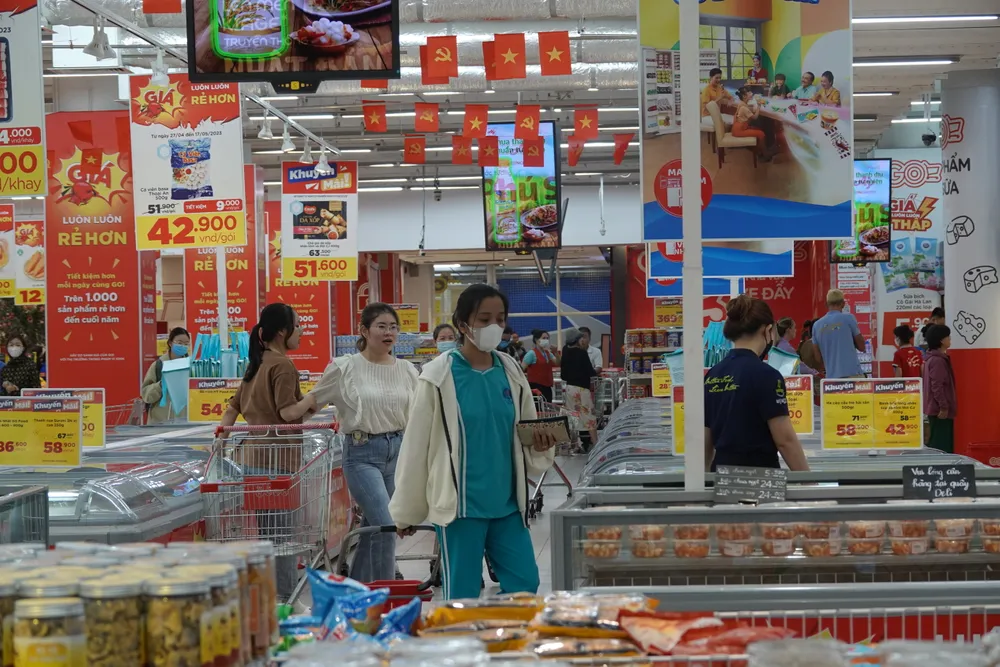 Hàng hóa dồi dào đáp ứng nhu cầu mua sắm để tổ chức tiệc, đi chơi xa. Ảnh: XUÂN QUỲNH