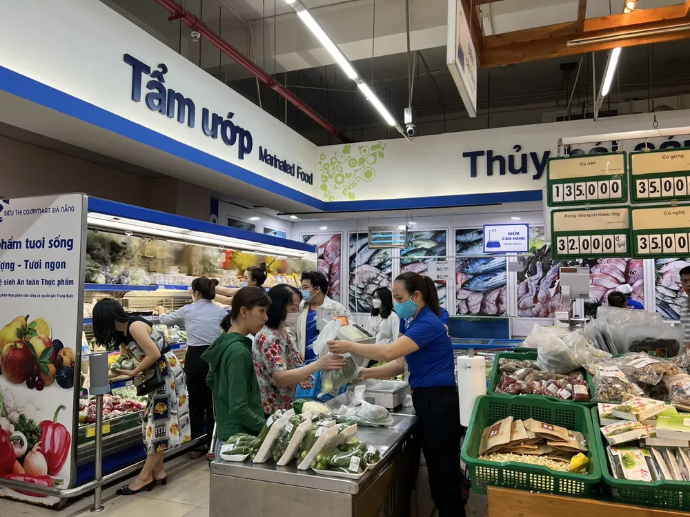 Siêu thị Co.opmart Đà Nẵng chuẩn bị hàng hóa tăng gấp 3 lần so với ngày thường. Ảnh: XUÂN QUỲNH