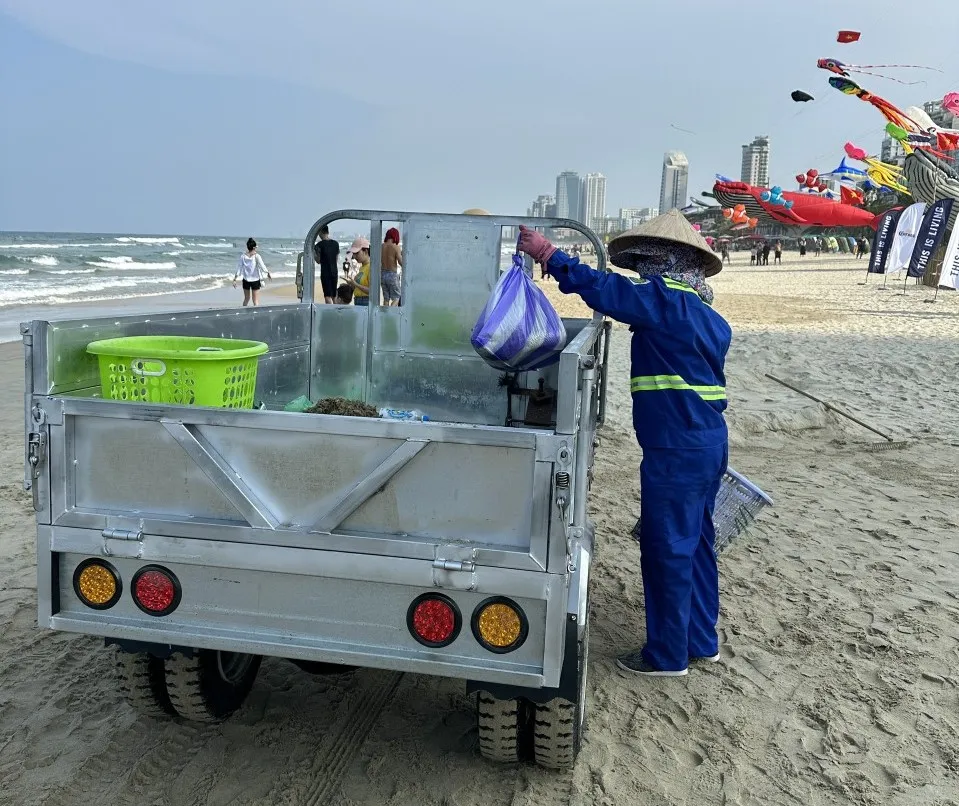 Lực lượng môi trường dọn vệ sinh tại biển Đà Nẵng Lực lượng môi trường dọn vệ sinh tại biển Đà Nẵng