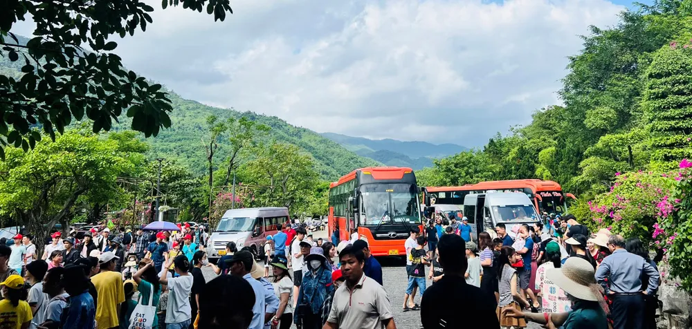 Đông đảo du khách đến Công viên suối khoáng nóng Núi Thần Tài Đông đảo du khách đến Công viên suối khoáng nóng Núi Thần Tài