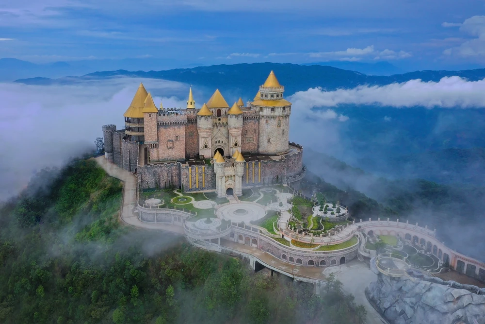 Sun World Ba Na Hills ẩn hiện giữa màn mây tuyệt đẹp