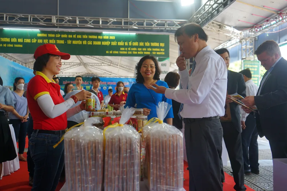 Thứ trưởng Bộ Công thương Đỗ Thắng Hải đã thăm hỏi tình hình sản xuất, kinh doanh của các doanh nghiệp, cơ sở sản xuất sản phẩm tiêu biểu, sản phẩm có tiềm năng xuất khẩu khu vực miền Trung – Tây Nguyên. Ảnh: XUÂN QUỲNH Thứ trưởng Bộ Công thương Đỗ Thắng Hải đã thăm hỏi tình hình sản xuất, kinh doanh của các doanh nghiệp, cơ sở sản xuất sản phẩm tiêu biểu, sản phẩm có tiềm năng xuất khẩu khu vực miền Trung – Tây Nguyên. Ảnh: XUÂN QUỲNH