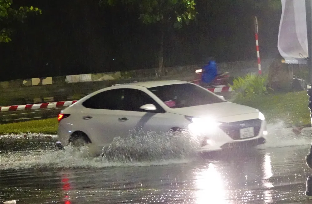 Ngã ba giao giữa tuyến Nguyễn Tất Thành - Nguyễn Sinh Sắc (quận Liên Chiểu) bị ngập cục. Ảnh: XUÂN QUỲNH Ngã ba giao giữa tuyến Nguyễn Tất Thành - Nguyễn Sinh Sắc (quận Liên Chiểu) bị ngập cục. Ảnh: XUÂN QUỲNH