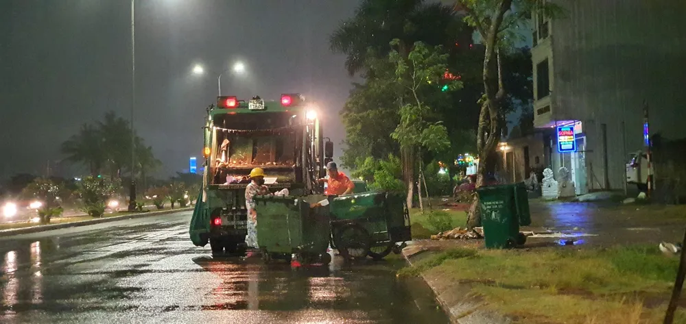 Công nhân vệ sinh môi trường Đà Nẵng vẫn miệt mài trên đường Nguyễn Tất Thành (quận Liên Chiểu) làm việc bất chấp trời mưa. Ảnh: XUÂN QUỲNH Công nhân vệ sinh môi trường Đà Nẵng vẫn miệt mài trên đường Nguyễn Tất Thành (quận Liên Chiểu) làm việc bất chấp trời mưa. Ảnh: XUÂN QUỲNH