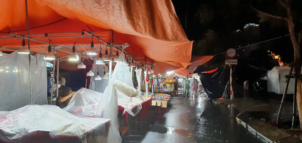Tại chợ đêm Sơn Trà (quận Sơn Trà), các hàng quán che chắn khi mưa đến. Ảnh: XUÂN QUỲNH Tại chợ đêm Sơn Trà (quận Sơn Trà), các hàng quán che chắn khi mưa đến. Ảnh: XUÂN QUỲNH