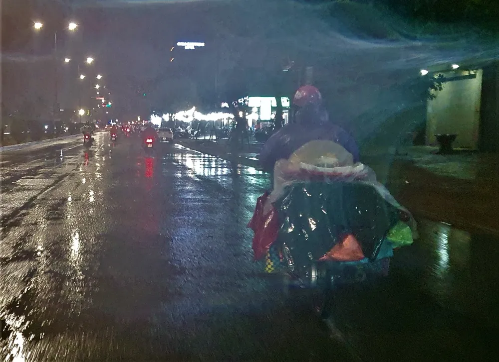 Nhiều người lao động bọc lại hàng hóa để đi trong mưa. Ảnh: XUÂN QUỲNH Nhiều người lao động bọc lại hàng hóa để đi trong mưa. Ảnh: XUÂN QUỲNH