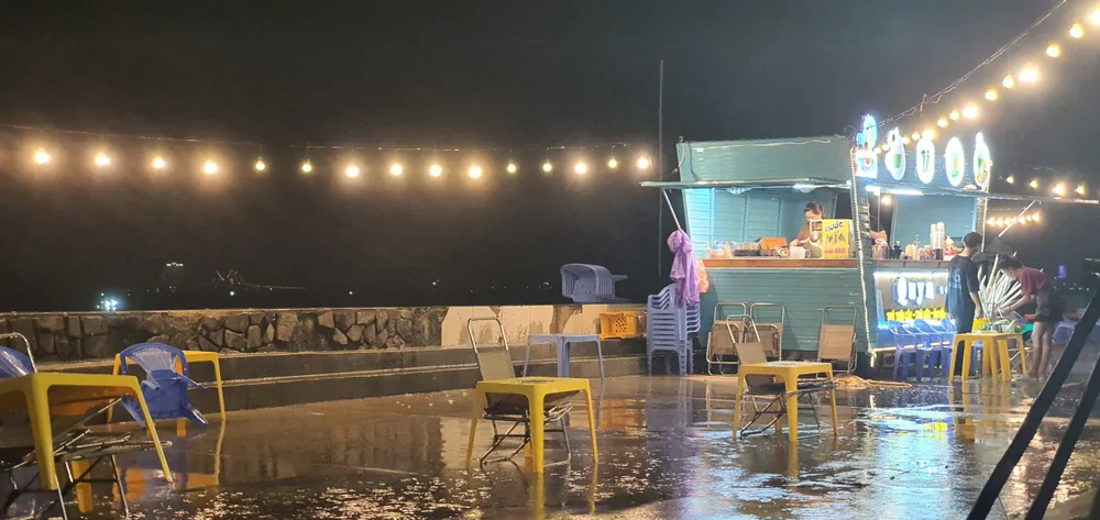 Một số quán ăn vặt ngoài trời trên đường Nguyễn Tất Thành (quận Liên Chiểu) phải úp bàn ghế do không chuẩn bị mái che. Ảnh: XUÂN QUỲNH Một số quán ăn vặt ngoài trời trên đường Nguyễn Tất Thành (quận Liên Chiểu) phải úp bàn ghế do không chuẩn bị mái che. Ảnh: XUÂN QUỲNH