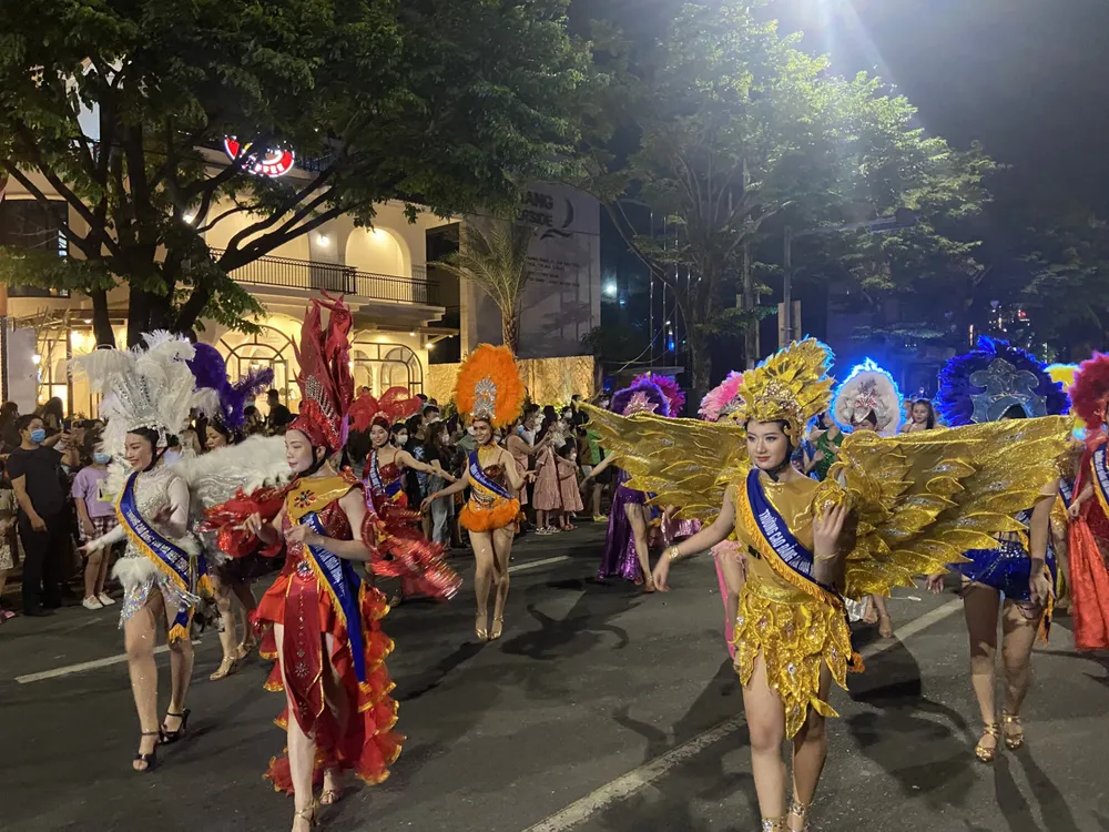 Vũ hội đường phố - hoạt động bên lề gia tăng sự đa dạng, phong phú các hoạt động bên thềm lễ hội Vũ hội đường phố - hoạt động bên lề gia tăng sự đa dạng, phong phú các hoạt động bên thềm lễ hội