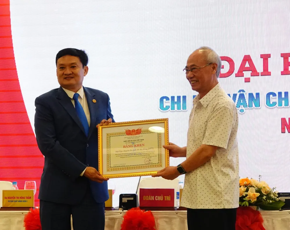 Ông Vũ Thế Bình, Chủ tịch Hiệp hội du lịch Việt Nam trao bằng khen cho Chi hội Vận chuyển du lịch Đà Nẵng. Ảnh: XUÂN QUỲNH Ông Vũ Thế Bình, Chủ tịch Hiệp hội du lịch Việt Nam trao bằng khen cho Chi hội Vận chuyển du lịch Đà Nẵng. Ảnh: XUÂN QUỲNH