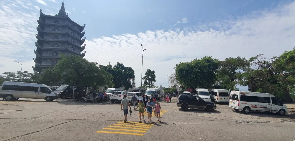 Bãi giữ xe của các đơn vị vận chuyển du lịch tại chùa Linh Ứng. Ảnh: XUÂN QUỲNH Bãi giữ xe của các đơn vị vận chuyển du lịch tại chùa Linh Ứng. Ảnh: XUÂN QUỲNH