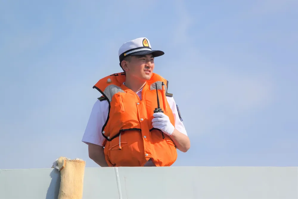 Một sĩ quan đang chỉ huy tàu. Ảnh: XUÂN QUỲNH Một sĩ quan đang chỉ huy tàu. Ảnh: XUÂN QUỲNH