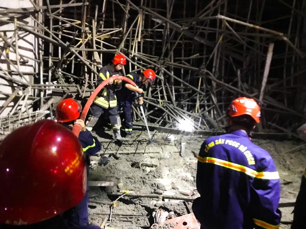 Lực lượng chức năng tìm kiếm 2 thi thể. Ảnh: CAĐN