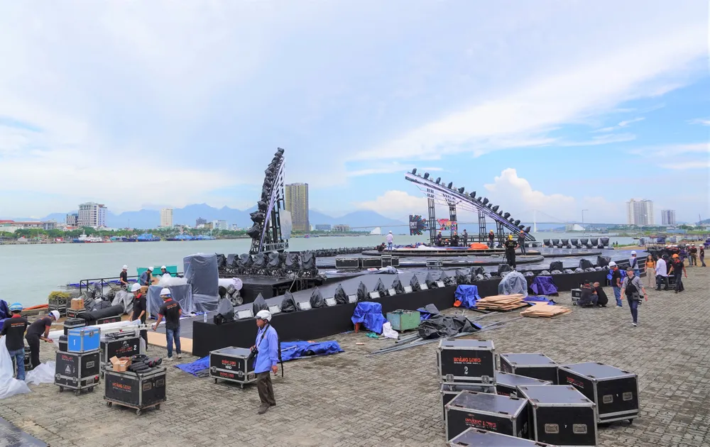 Sân khấu có diện tích khoảng 1.050m². Ảnh: XUÂN QUỲNH Sân khấu có diện tích khoảng 1.050m². Ảnh: XUÂN QUỲNH