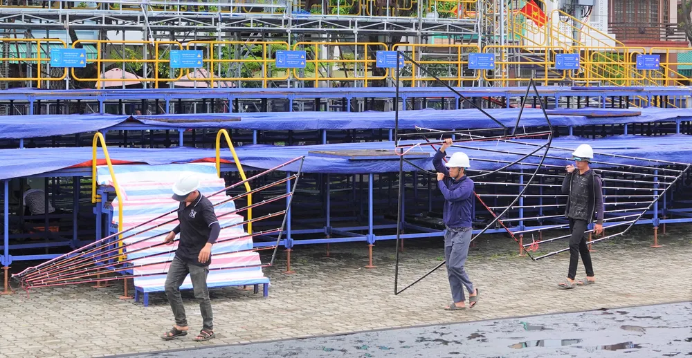 Công tác chuẩn bị cho sân khấu và khán đài gần như hoàn tất. Ảnh: XUÂN QUỲNH Công tác chuẩn bị cho sân khấu và khán đài gần như hoàn tất. Ảnh: XUÂN QUỲNH