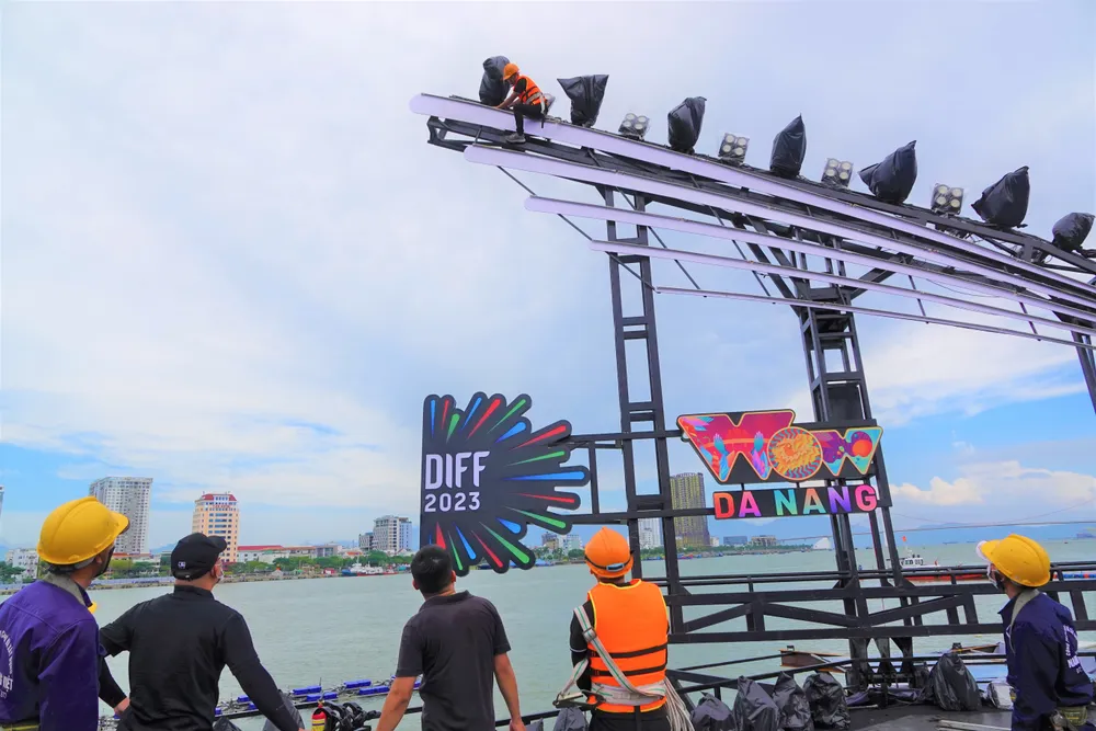 Với thời gian thi công chỉ bằng 1/3 so với các kỳ DIFF trước, việc thi công sân khấu đáp ứng yêu cầu đòi hỏi tính chính xác rất cao. Ảnh: XUÂN QUỲNH Với thời gian thi công chỉ bằng 1/3 so với các kỳ DIFF trước, việc thi công sân khấu đáp ứng yêu cầu đòi hỏi tính chính xác rất cao. Ảnh: XUÂN QUỲNH