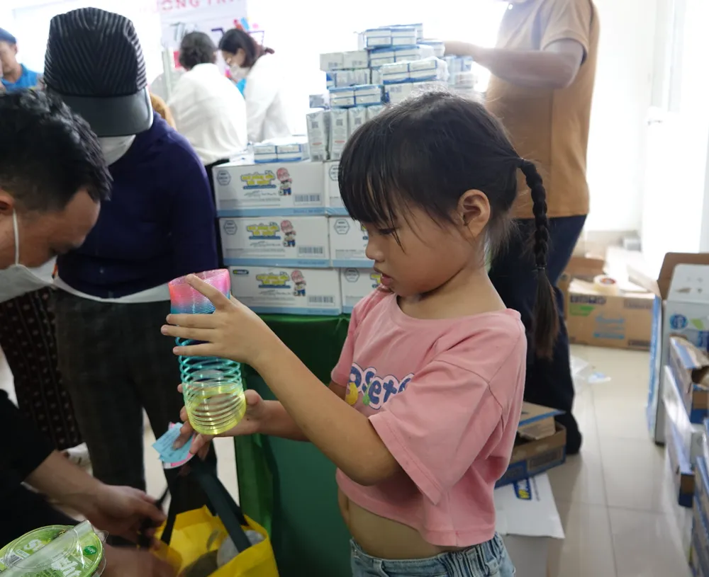 Một bé gái đang hớn hở với món quà mới. Ảnh: XUÂN QUỲNH