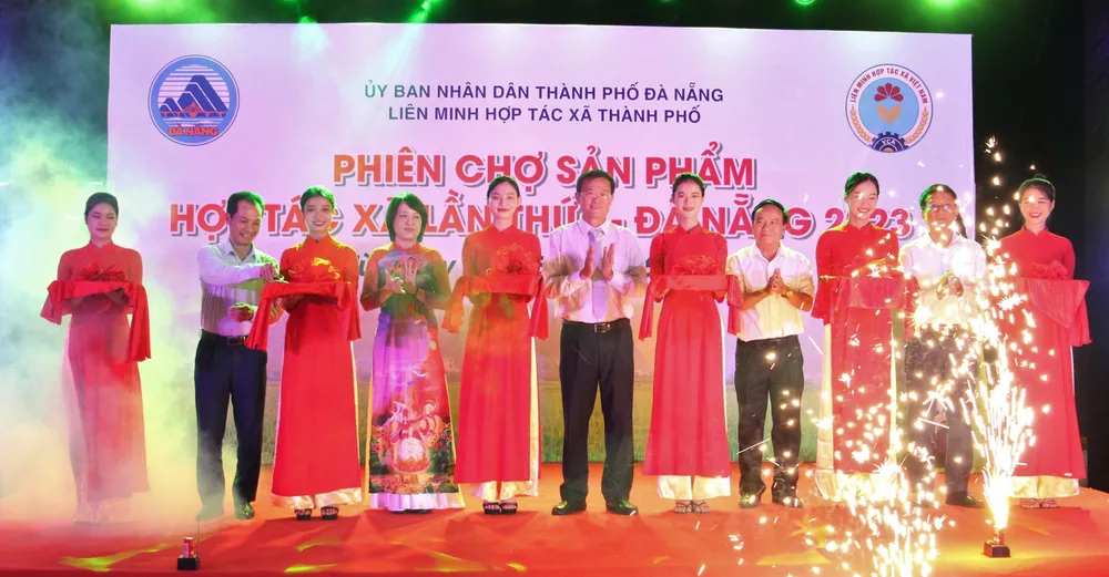 Cắt băng khai mạc phiên chợ. Ảnh: XUÂN QUỲNH Cắt băng khai mạc phiên chợ. Ảnh: XUÂN QUỲNH