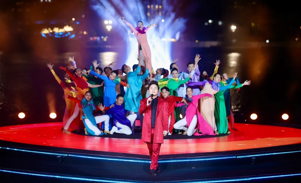 Ca sĩ Tùng Dương cùng ekip tại lễ hội