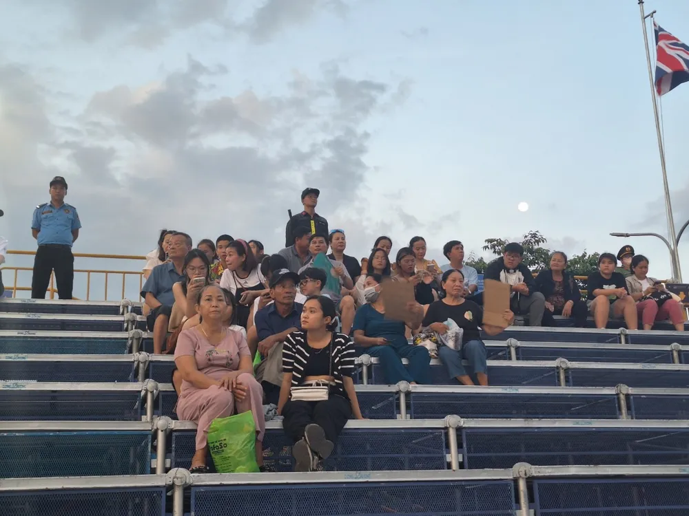 Từ 17 giờ, người dân đã đến khu vực khán đài. Ảnh: XUÂN QUỲNH