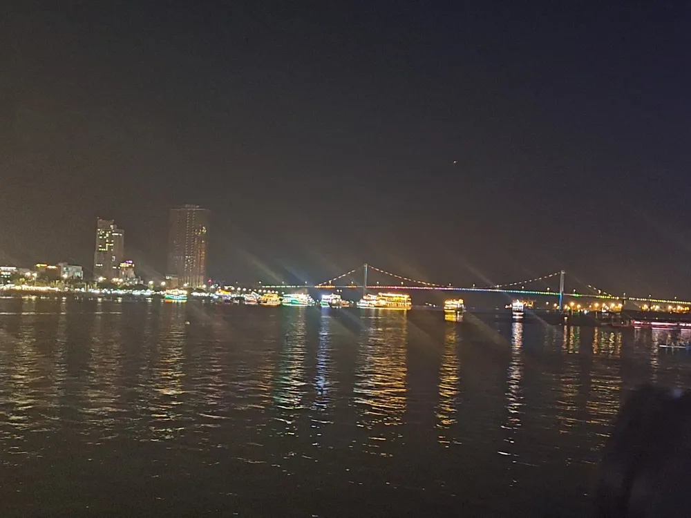 Trên sông Hàn, 8 tàu du lịch đủ điều kiện hoạt động đã neo đậu gần khu vực cầu Thuận Phước để người dân, du khách có thể xem pháo hoa. Ảnh: XUÂN QUỲNH