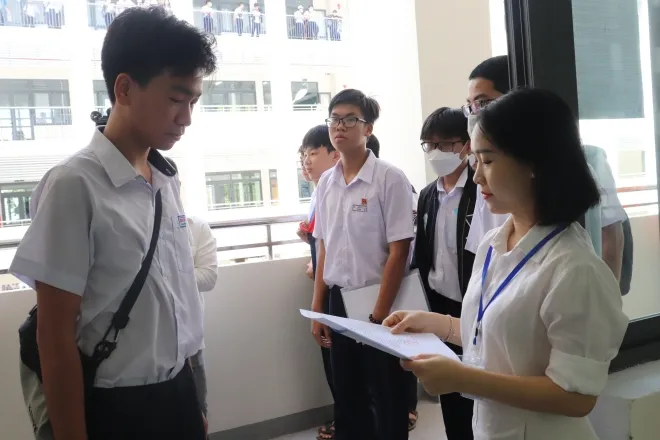 Thí sinh được cán bộ coi thi hướng dẫn vào phòng Thí sinh được cán bộ coi thi hướng dẫn vào phòng