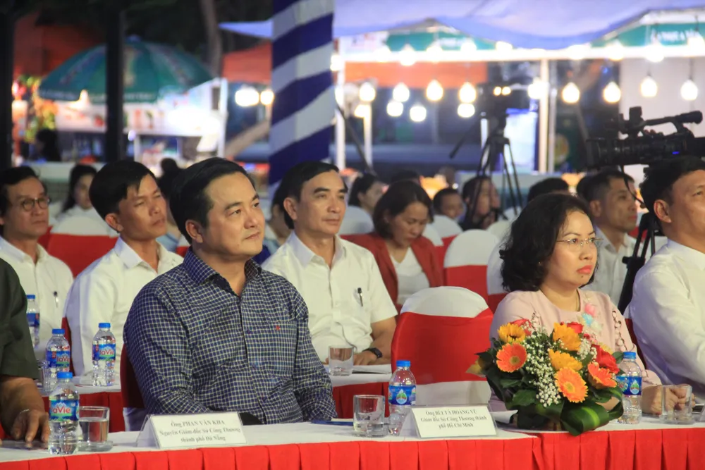 Ông Bùi Tá Hoàng Vũ, Giám đốc Sở Công thương TPHCM tham dự hội chợ. Ảnh: XUÂN QUỲNH Ông Bùi Tá Hoàng Vũ, Giám đốc Sở Công thương TPHCM tham dự hội chợ. Ảnh: XUÂN QUỲNH