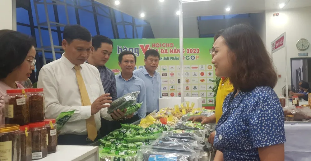 Lãnh đạo Sở Công thương TPHCM và TP Đà Nẵng tham quan gian hàng. Ảnh: XUÂN QUỲNH Lãnh đạo Sở Công thương TPHCM và TP Đà Nẵng tham quan gian hàng. Ảnh: XUÂN QUỲNH