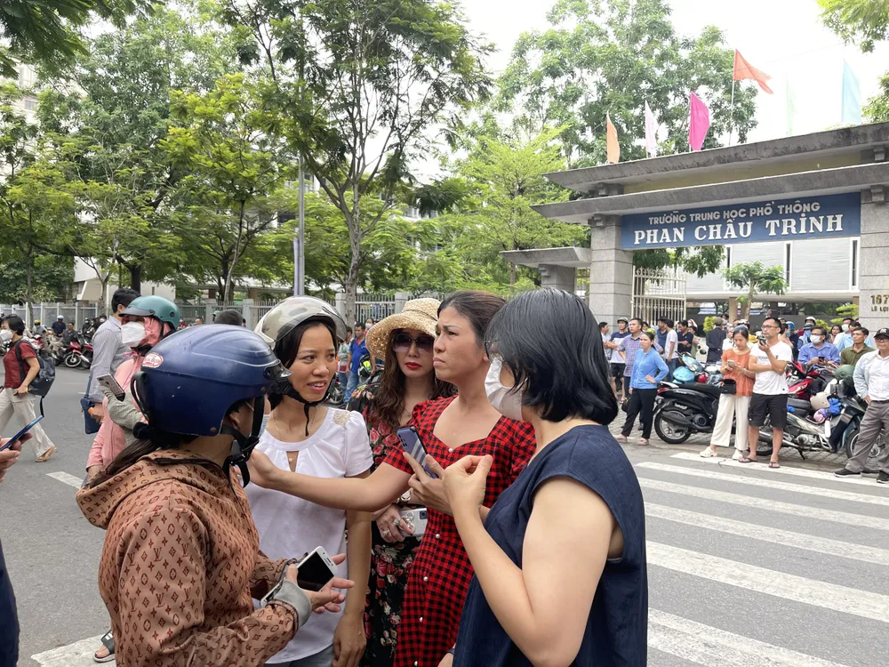 Tại điểm thi trường THPT Phan Châu Trinh, phụ huynh chờ các em kết thúc kỳ thi môn Ngữ Văn. Ảnh: XUÂN QUỲNH Tại điểm thi trường THPT Phan Châu Trinh, phụ huynh chờ các em kết thúc kỳ thi môn Ngữ Văn. Ảnh: XUÂN QUỲNH