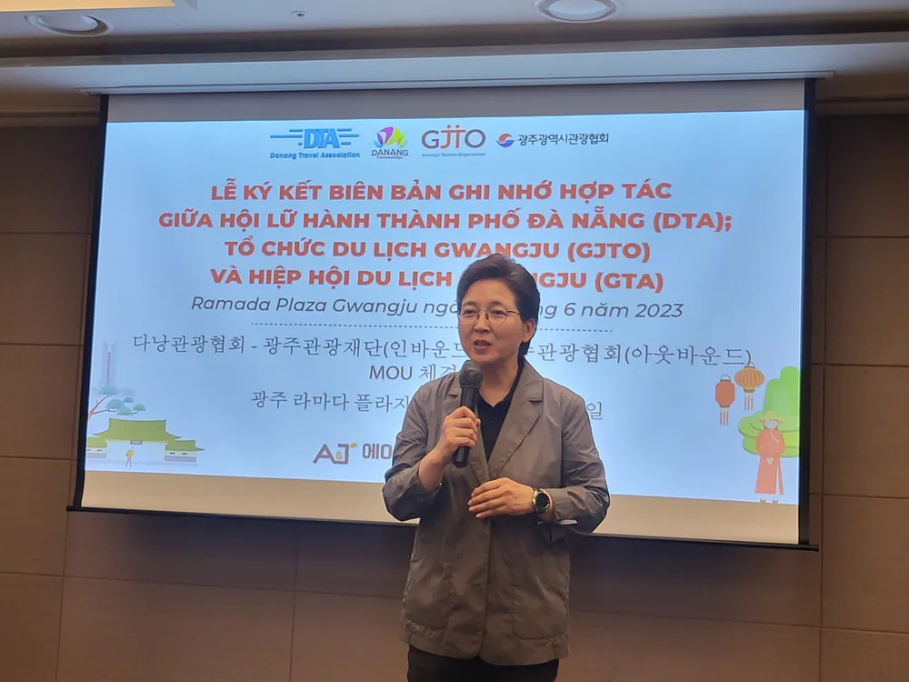 Bà Kim Jin Kang, Giám đốc cơ quan du lịch Gwangju phát biểu tại hội thảo. Ảnh: NGUYÊN KHÔI