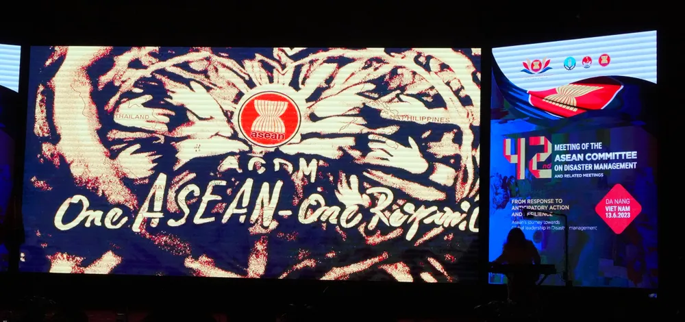 Phần mở đầu là tiết mục tranh cát đề cập đến Kỷ niệm 20 năm ngày thành lập Ủy ban