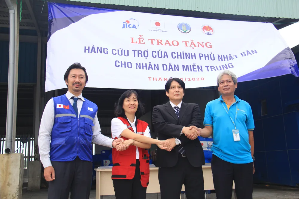 Lễ trao tặng hàng cứu trợ của Trung tâm AHA cho nhân dân miền Trung vào năm 2020. Ảnh: XUÂN QUỲNH Lễ trao tặng hàng cứu trợ của Trung tâm AHA cho nhân dân miền Trung vào năm 2020. Ảnh: XUÂN QUỲNH