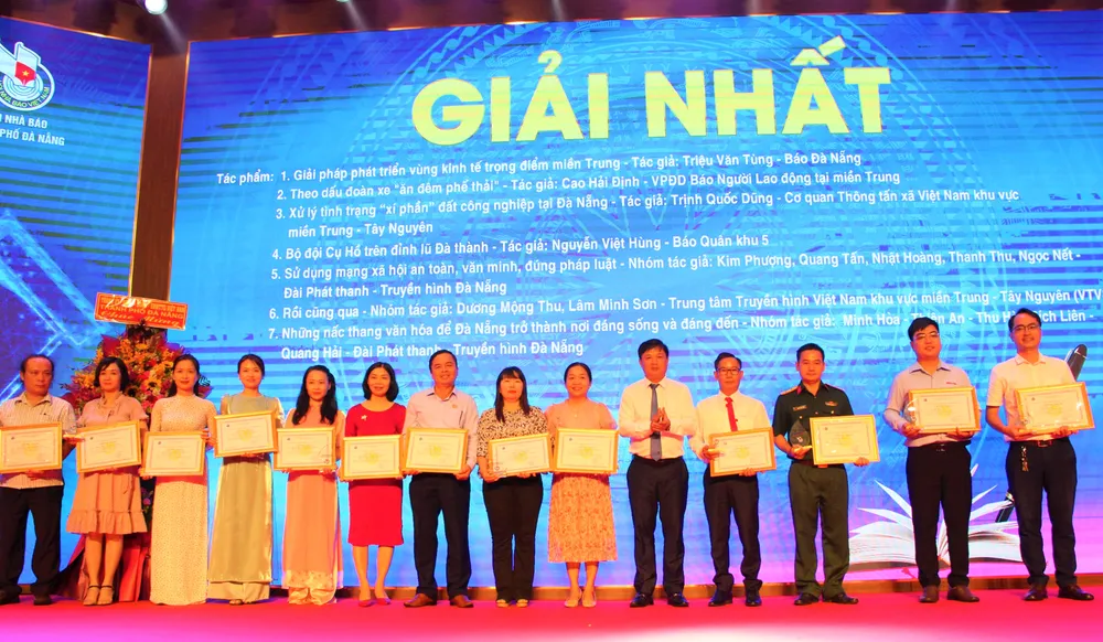 Ông Lương Nguyễn Minh Triết, Chủ tịch HĐND TP Đà Nẵng trao giải cho các tác giả