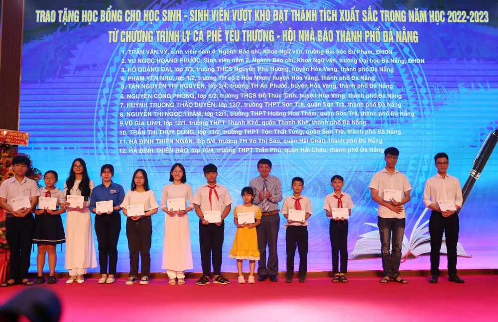 Hội Nhà báo TP Đà Nẵng trao học bổng cho 12 học sinh, sinh viên vượt khó đạt thành tích xuất sắc trong năm học 2022-2023 từ chương trình Ly cà phê yêu thương