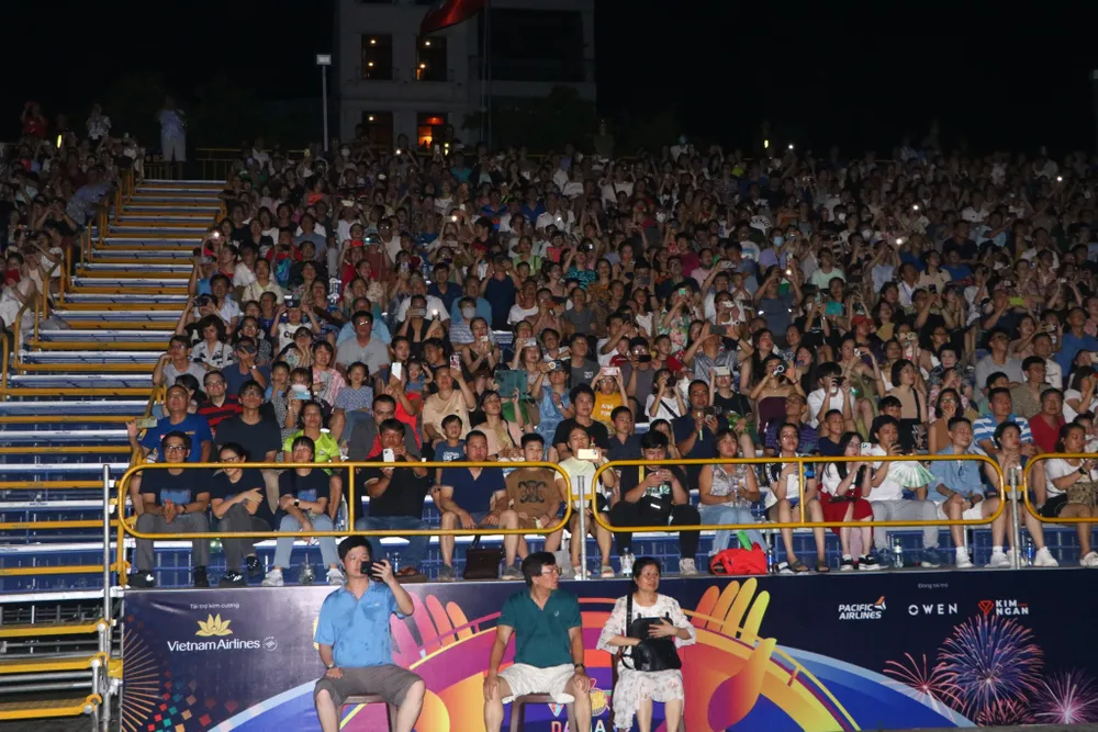 Người dân xem pháo hoa trên khán đài. Ảnh: XUÂN QUỲNH
