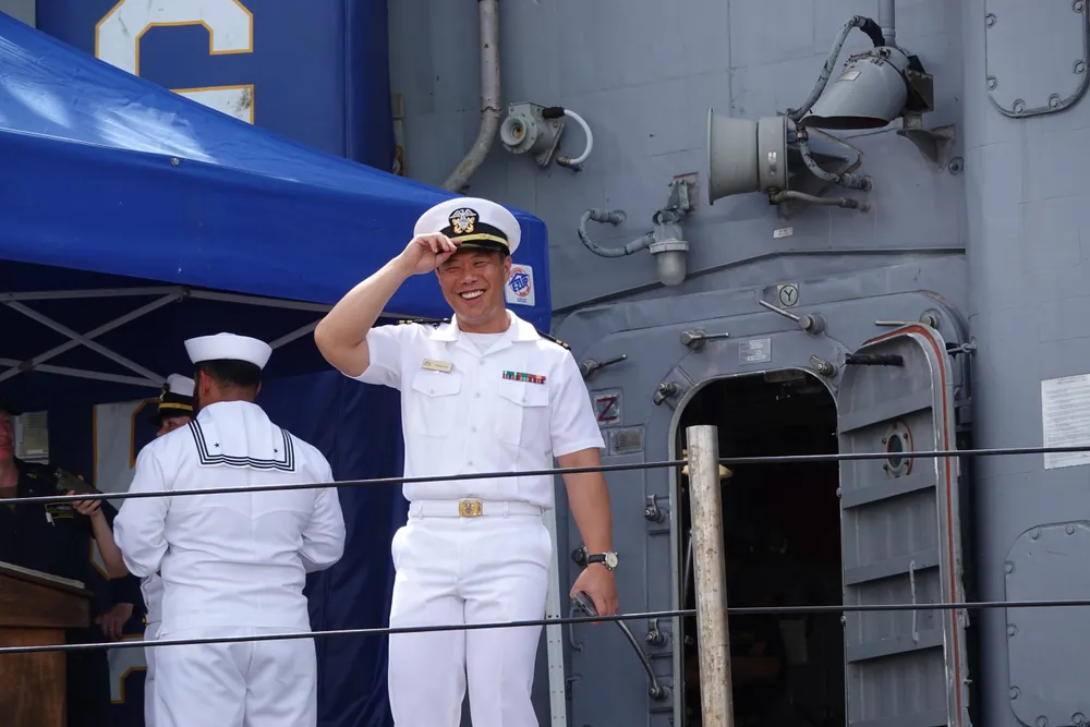 Một thủy thủ trên tàu USS Robert Smalls (CG-62). Ảnh: XUÂN QUỲNH