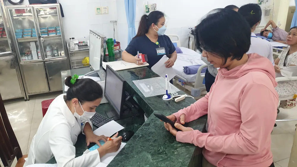 Lực lượng chức năng đang lấy thông tin tại Bệnh viện 199 về các du khách nhập viện. Ảnh: XUÂN QUỲNH Lực lượng chức năng đang lấy thông tin tại Bệnh viện 199 về các du khách nhập viện. Ảnh: XUÂN QUỲNH