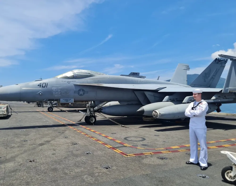 Một thủy thủ đang đứng cạnh hàng loạt máy bay tại tàu sân bay. Ảnh: MQ Một thủy thủ đang đứng cạnh hàng loạt máy bay tại tàu sân bay. Ảnh: MQ