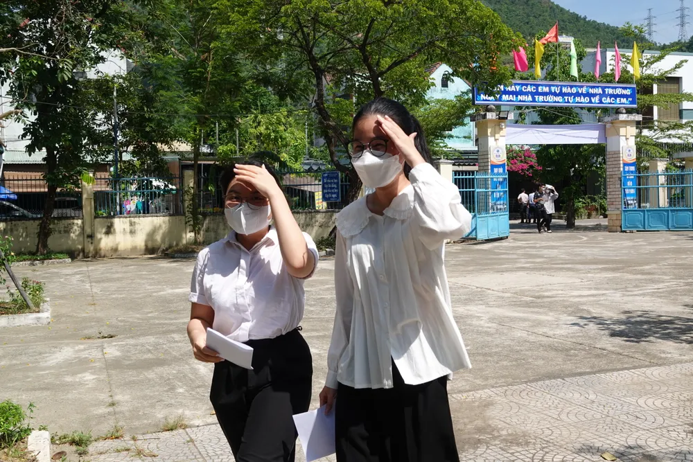 Thời tiết nắng khiến học sinh không tập trung ở sân trường