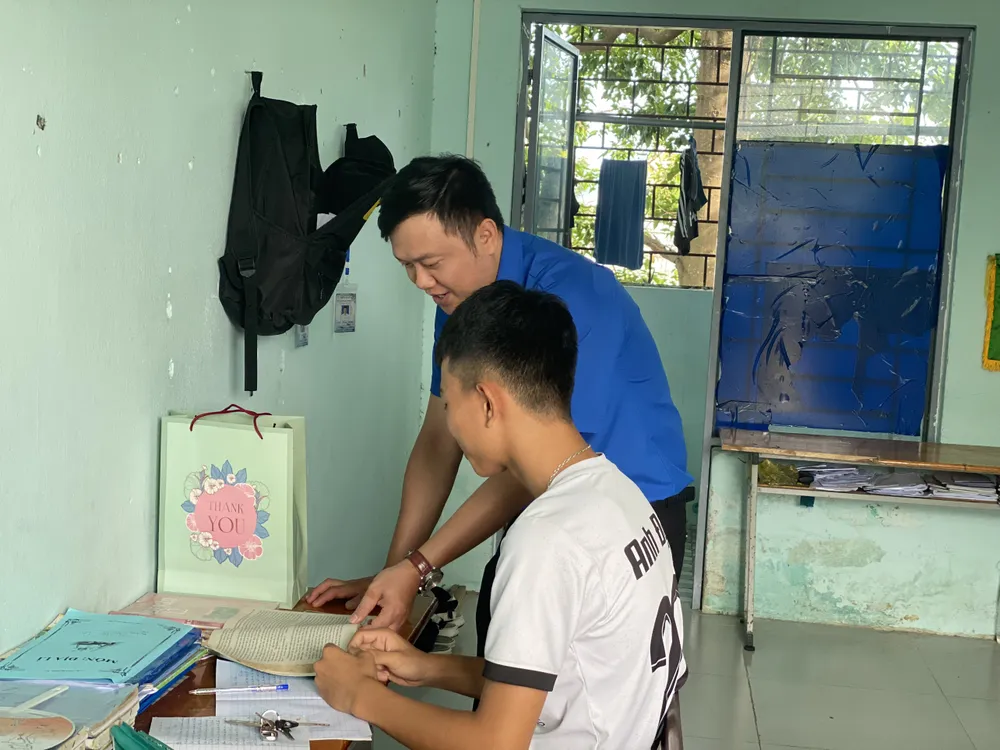 Thành đoàn Đà Nẵng thăm hỏi các em thí sinh người Cơ tu. Ảnh: XUÂN QUỲNH